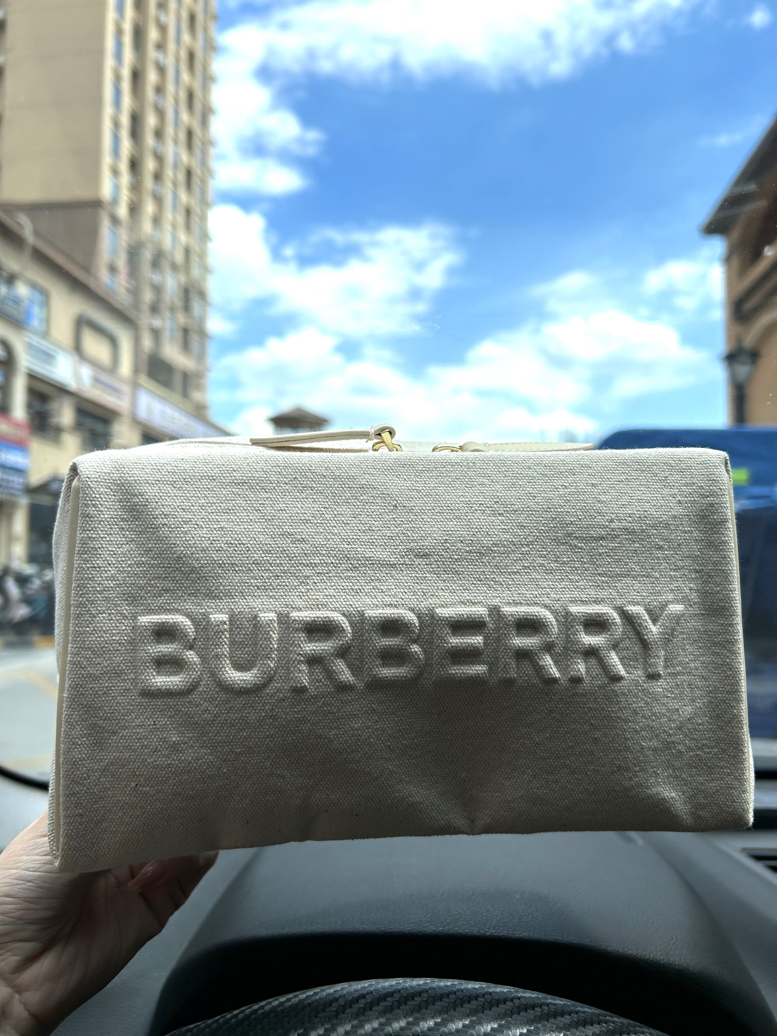 Burberry博柏利米白色化妆包棉麻质地大容量