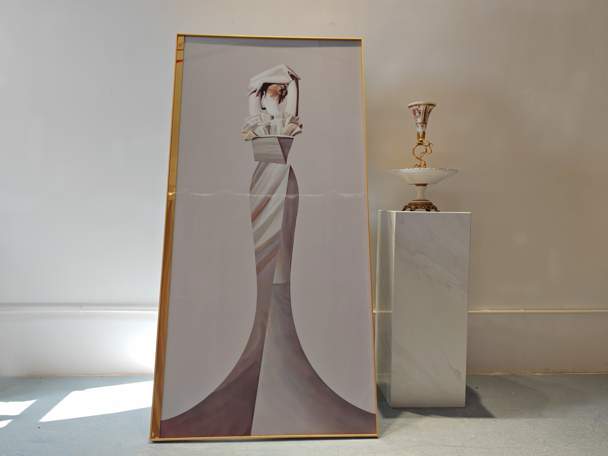 金葵SUNFLOWER-专注高端装饰挂画 致力于实现将艺术普及到现代人的点滴生活之中，诠释对生活美学的理解。 高端定制现代轻奢风艺术人物舞蹈背景玄关大幅铝合金描金边框挂画