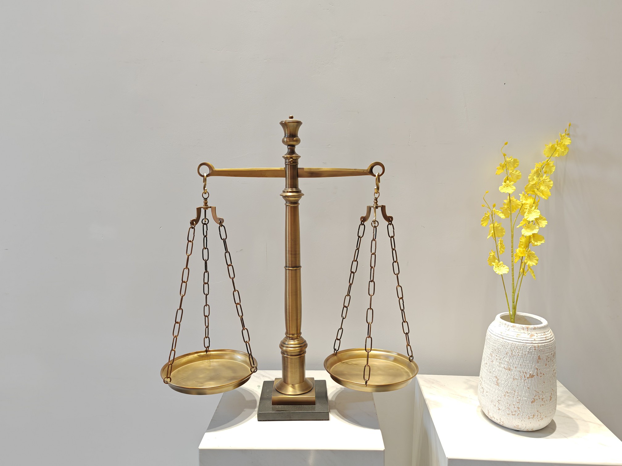 金葵SUNFLOWER-专注高端装饰挂画 致力于实现将艺术普及到现代人的点滴生活之中，诠释对生活美学的理解。 设计师款私人订制亚克力纯手工描金，鎏金挂画