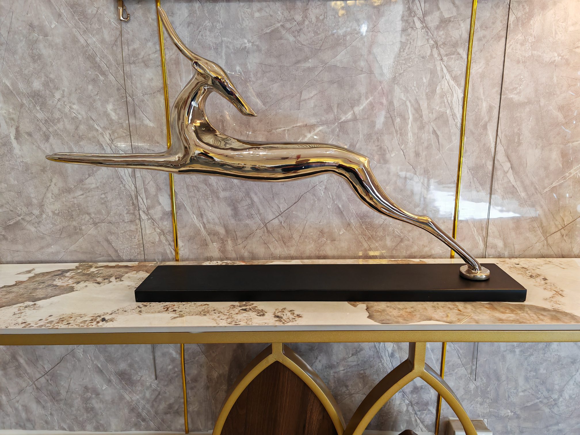 金葵SUNFLOWER-专注高端装饰挂画 致力于实现将艺术普及到现代人的点滴生活之中，诠释对生活美学的理解。 设计师限量款手工雕刻砂岩立体亚克力实物大幅挂画