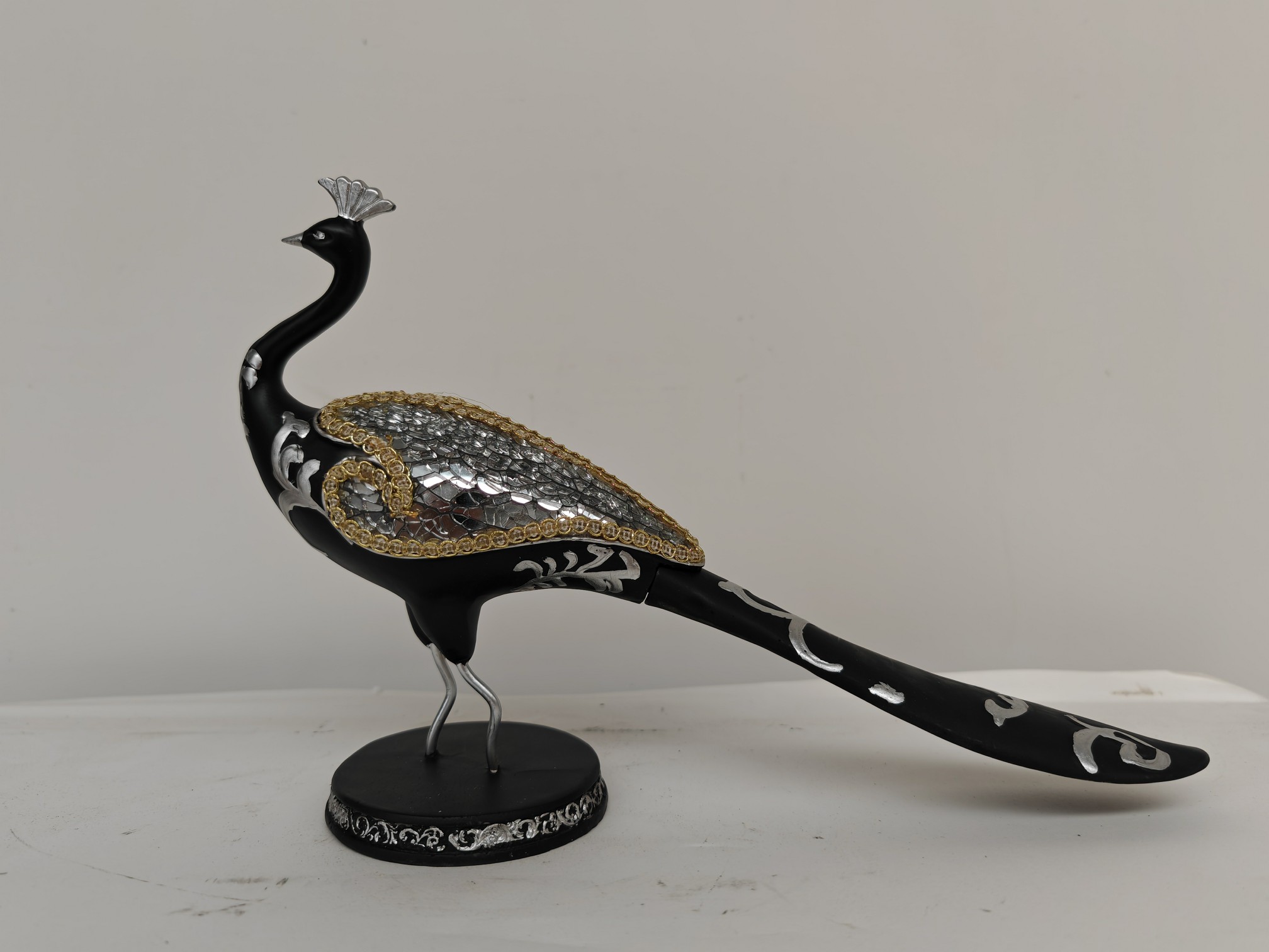 MUSE——家居装饰艺术 老式手工工艺，打造民族风，为空间带来一抹有关异域风情的想象。 新中式手工雕刻镜面镶嵌孔雀玄关摆件，尾巴可拆卸