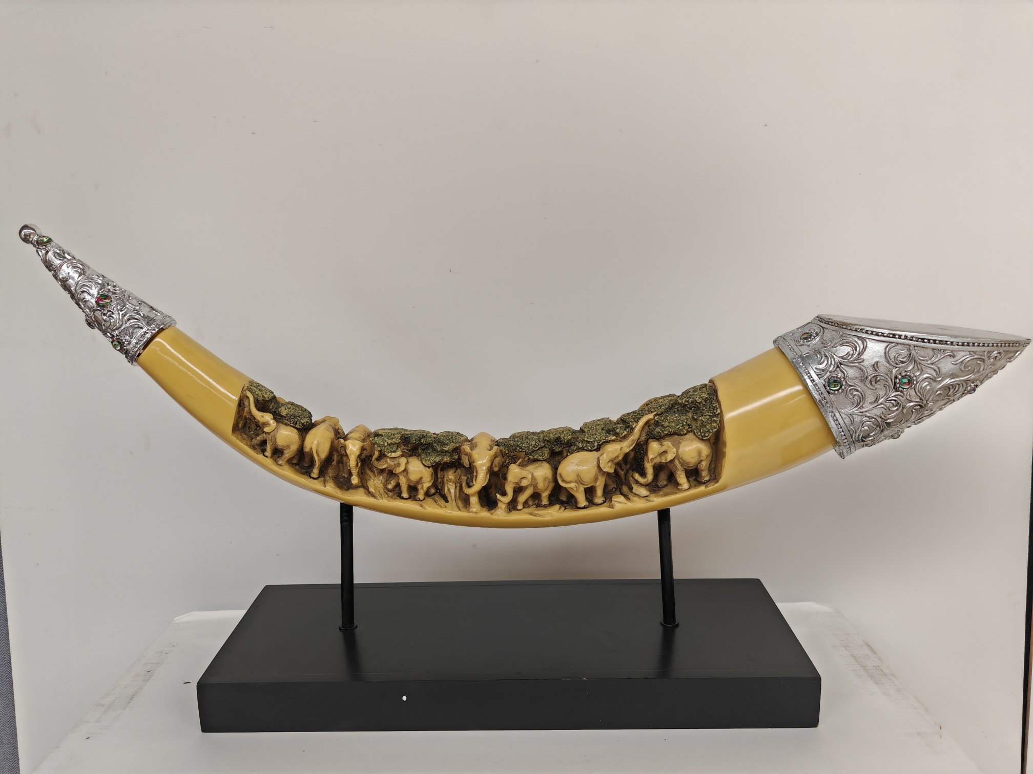 MUSE——家居装饰艺术 老式手工工艺，打造民族风，为空间带来一抹有关异域风情的想象。 新中式仿真象牙玄关摆件，手工雕刻