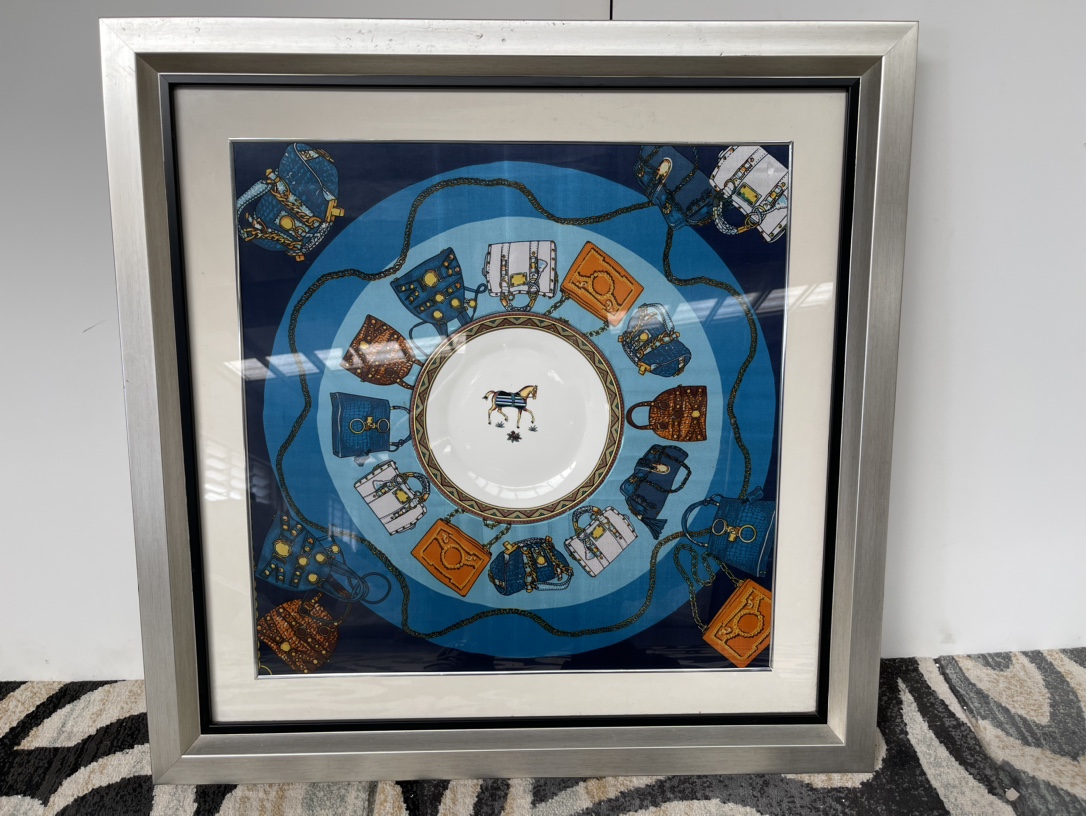 顶流家奢——visionnaire高定壁画 意大利轻奢家居设计师定制款，将奢华和艺术紧密结合，专业服务高端私宅。 高端定制设计师款丝绸工艺陶瓷盘