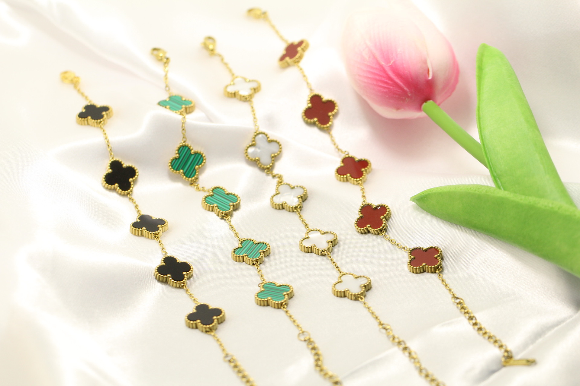 VC四叶草五颗手链（白贝母、红玉髓、孔雀石、黑玉髓）18KGP 白贝母、红玉髓、孔雀石、黑玉髓 