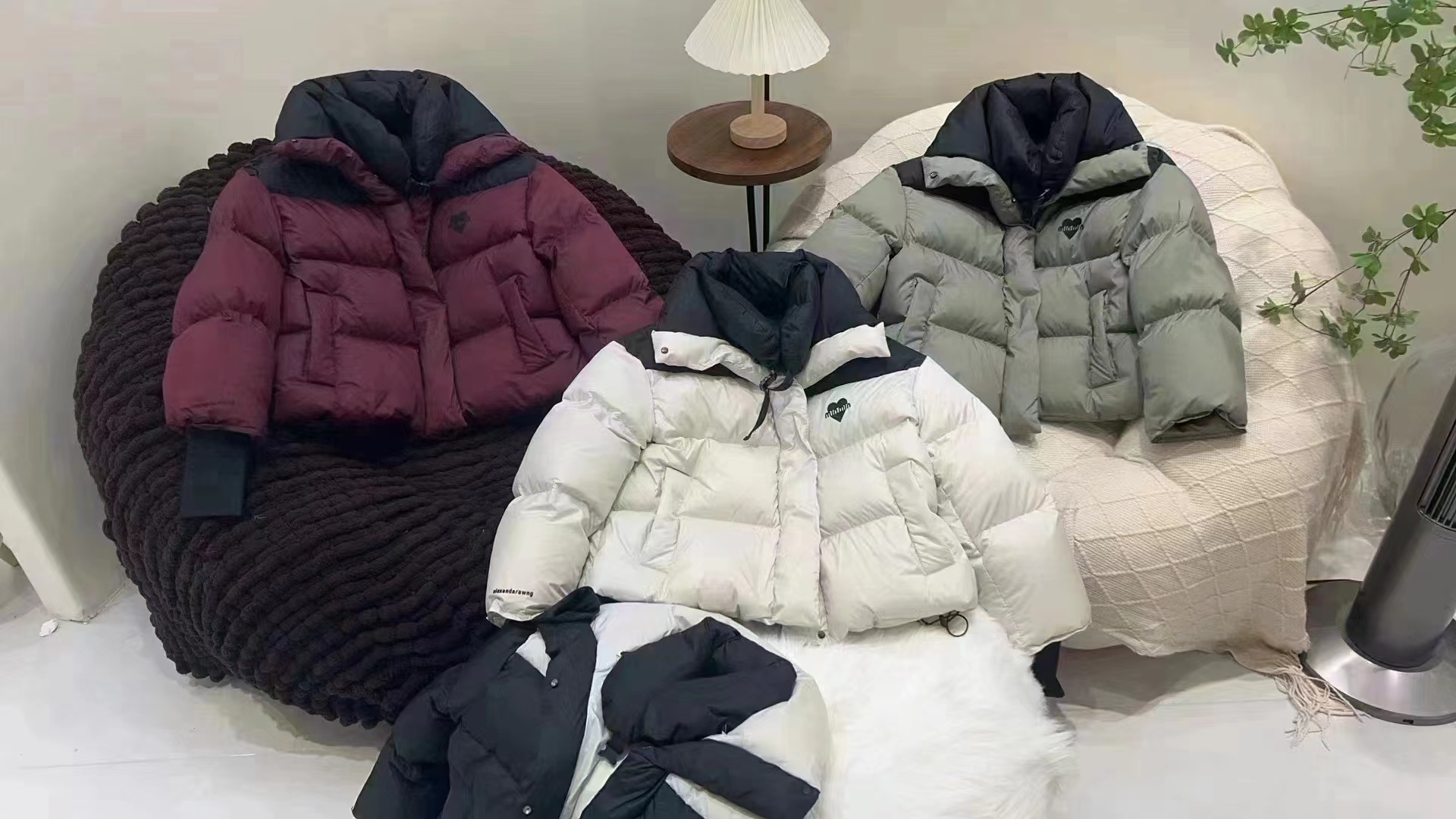 魅思梵爱心图案撞色拼接短款羽绒服H26