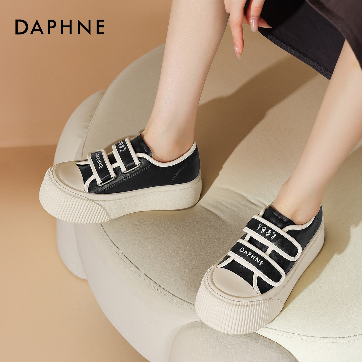 达芙妮魔术贴厚底板鞋女款新款松糕增高帆布鞋4024101185