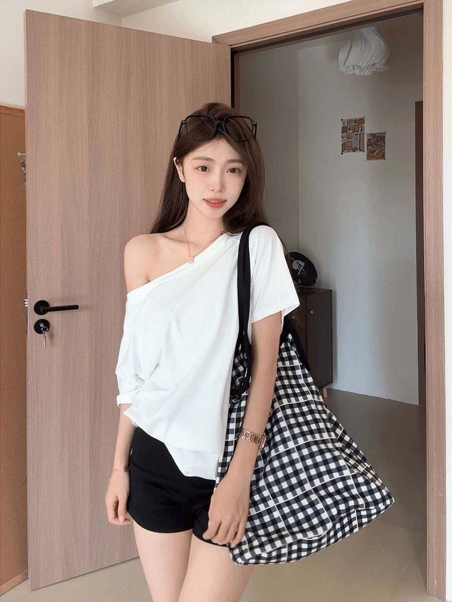 Pure diagonal neckline off-shoulder short-sleeved T-shirt female summer 2024 new loose fleshy thin sweet spice girl design sense