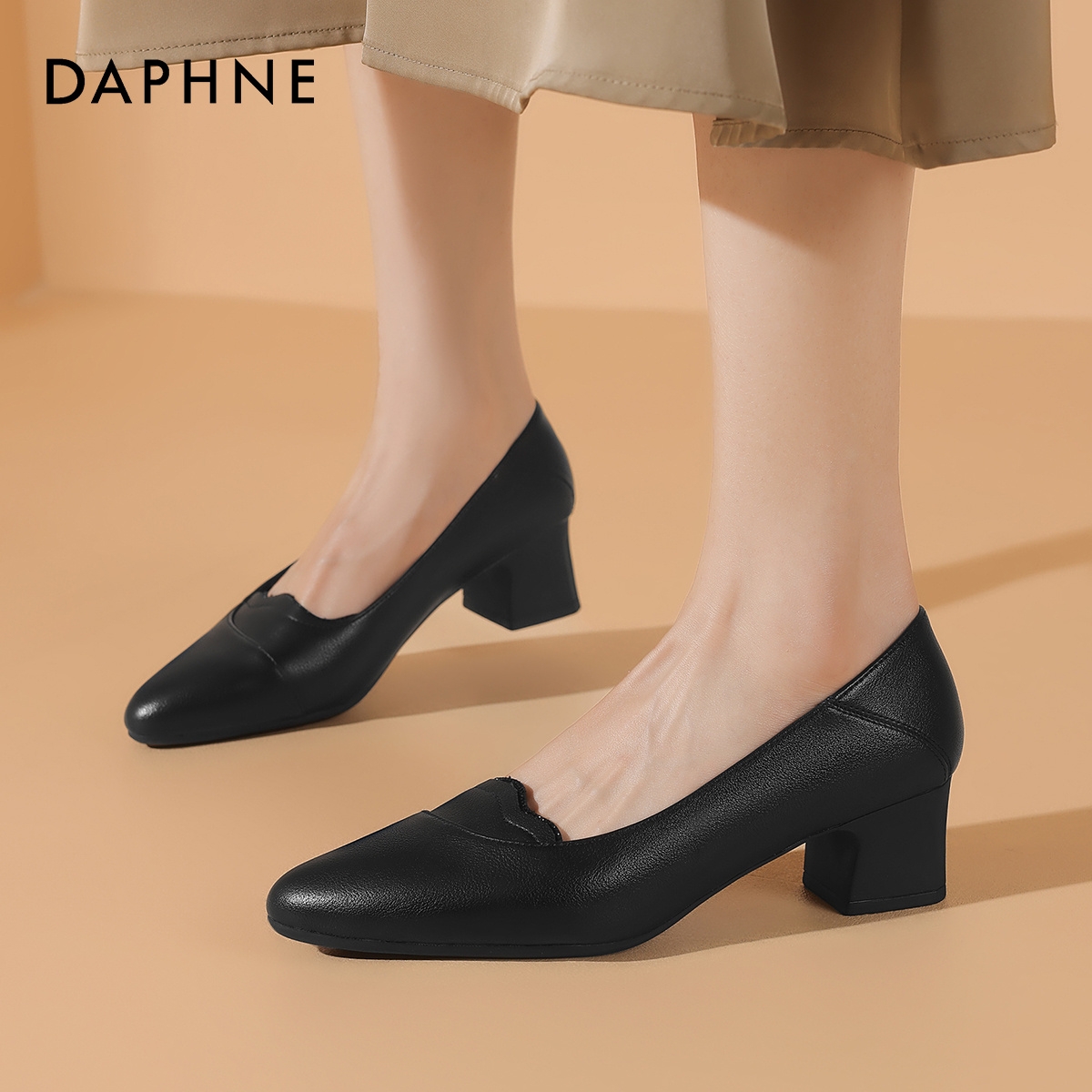 达芙妮单鞋粗跟中跟软皮妈妈尖头带跟高跟鞋4024404009