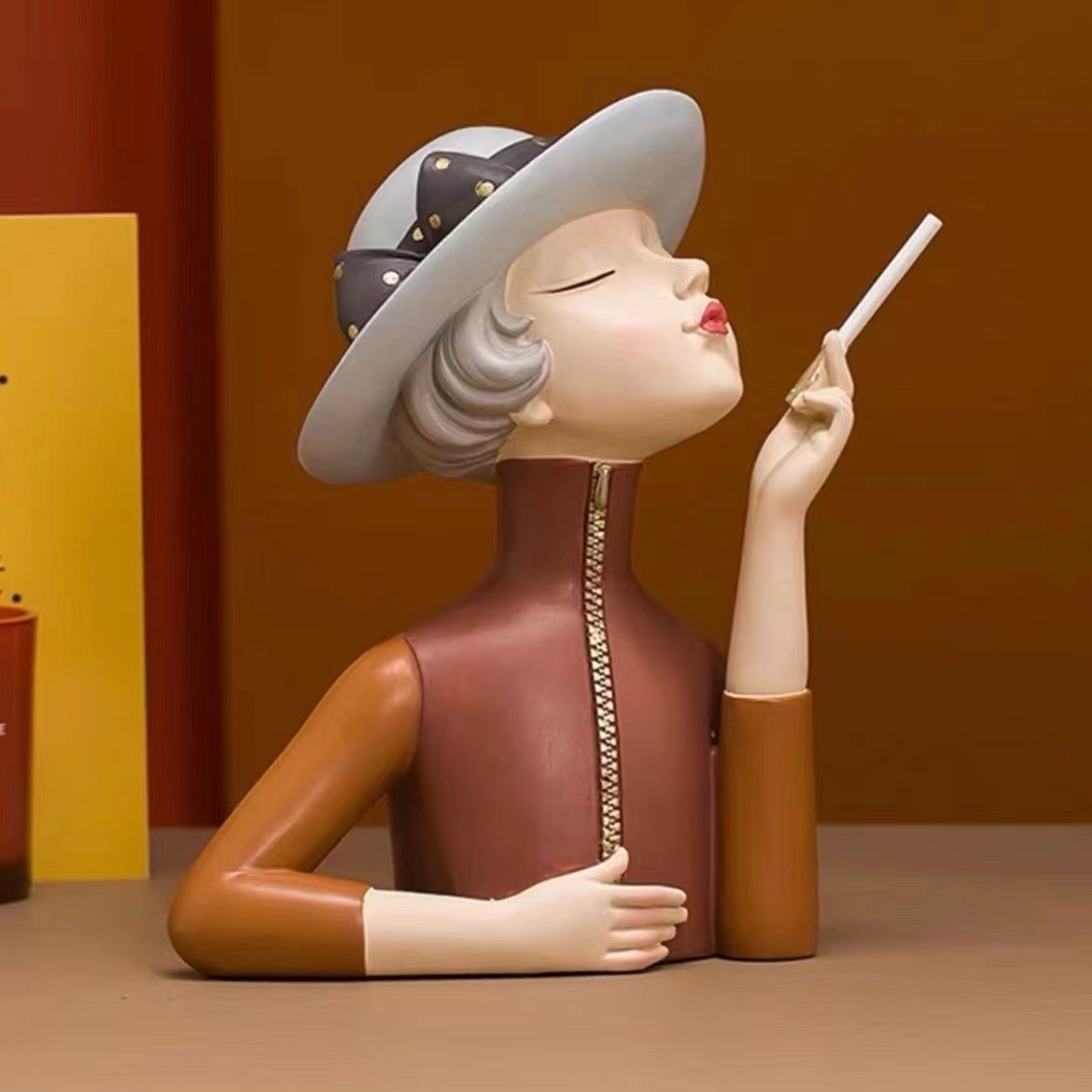 Urban temperament girl creative decoration modern girl simple light luxury living room table entrance home decoration