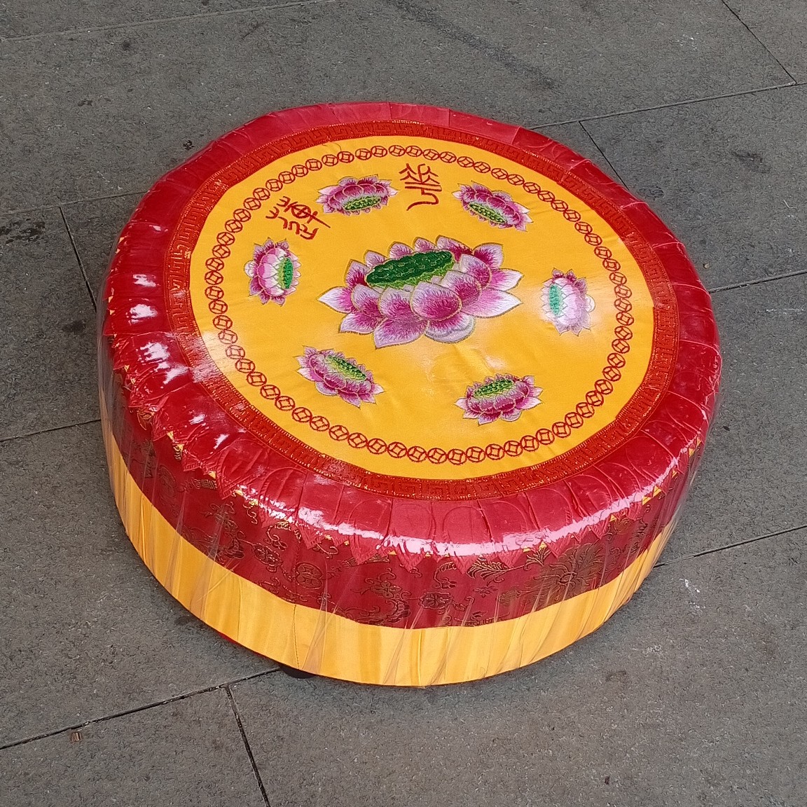 圆形九品莲花 绣花拜垫 打坐禅垫 软胶套好清洁 前高后低跪拜舒适