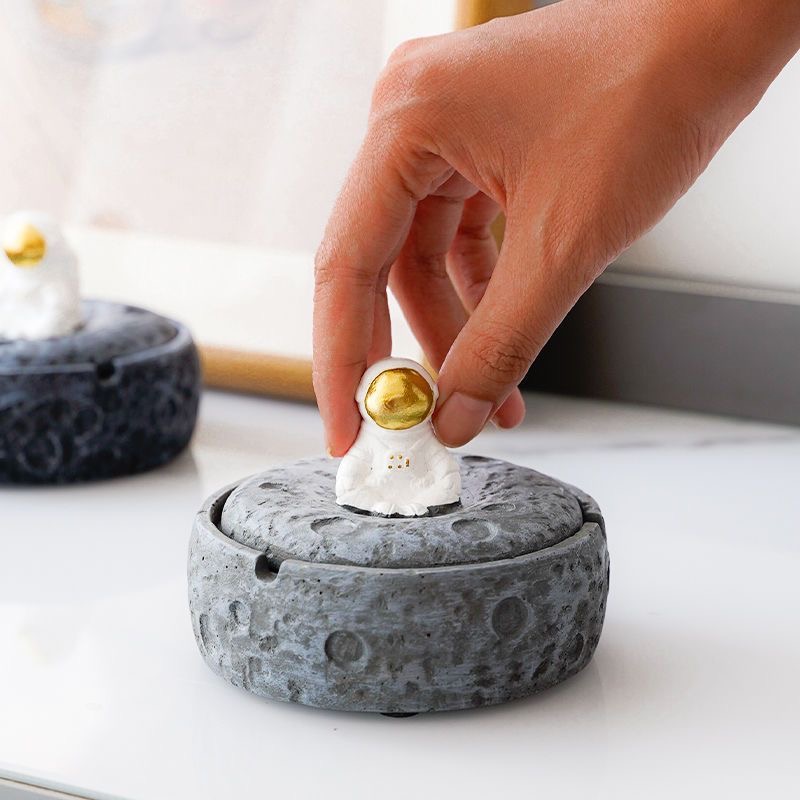 Astronaut ashtray with cover ins high appearance level Creative personality trend home living room fly-proof ash lovely light lu