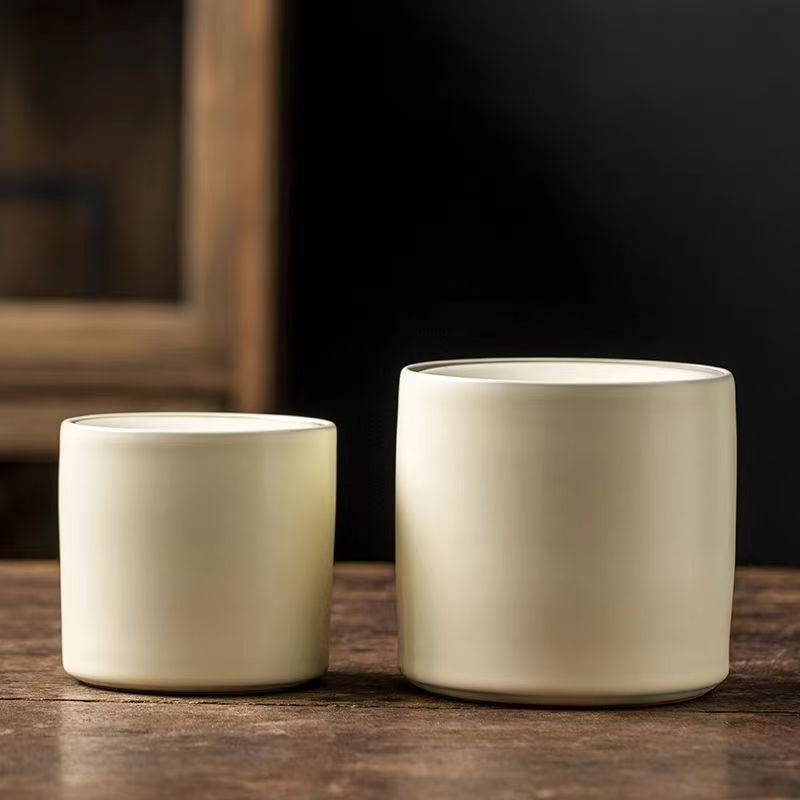 Beige Ru kiln ceramic ashtray desktop home office living room ashtray with cover