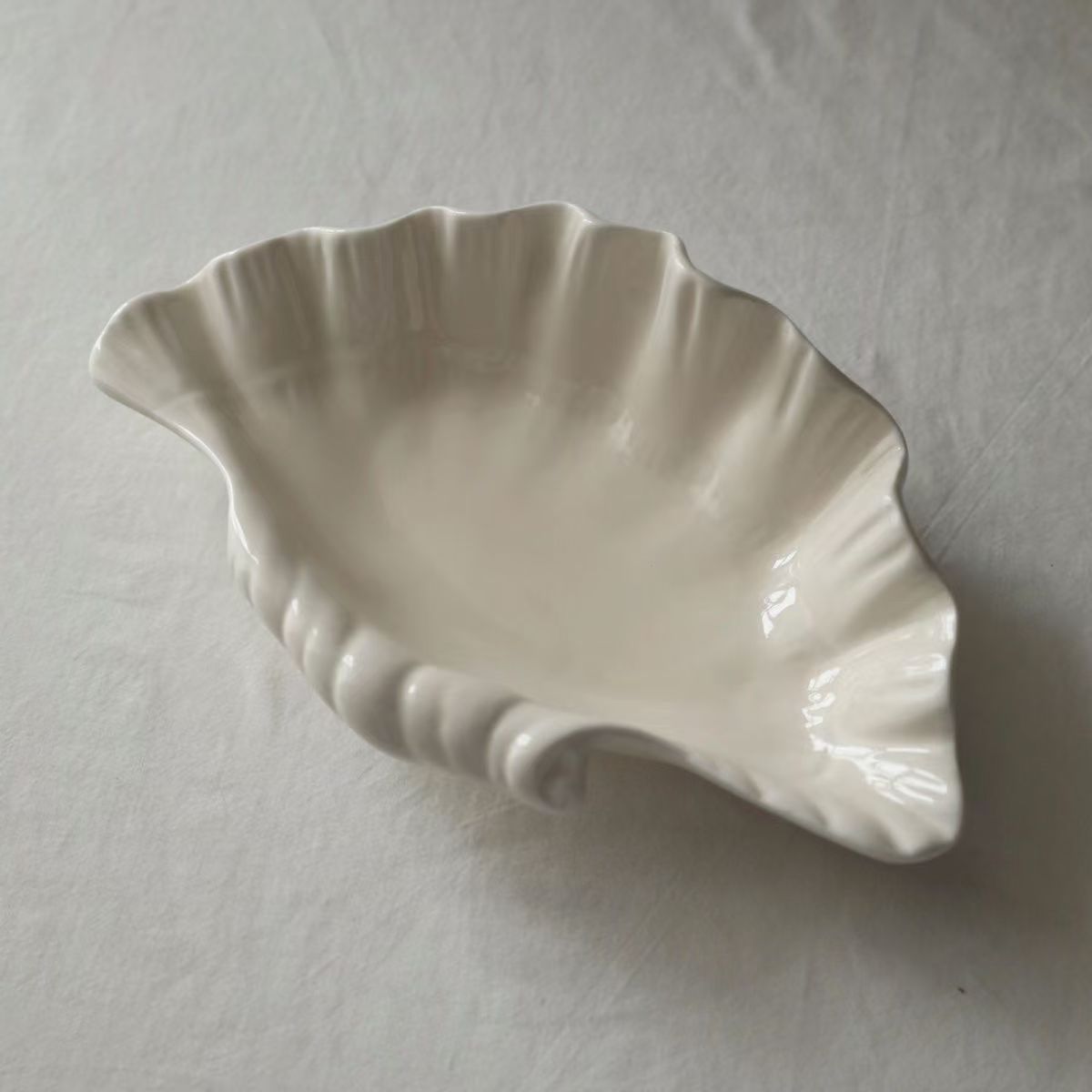 Medieval soft cream three-dimensional shell plate jewelry plate retro ceramic plate