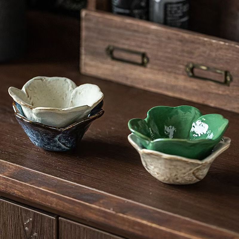 Decorative table Japanese retro ceramic dipping dish high appearance level flower shaped seasoning dish handmade