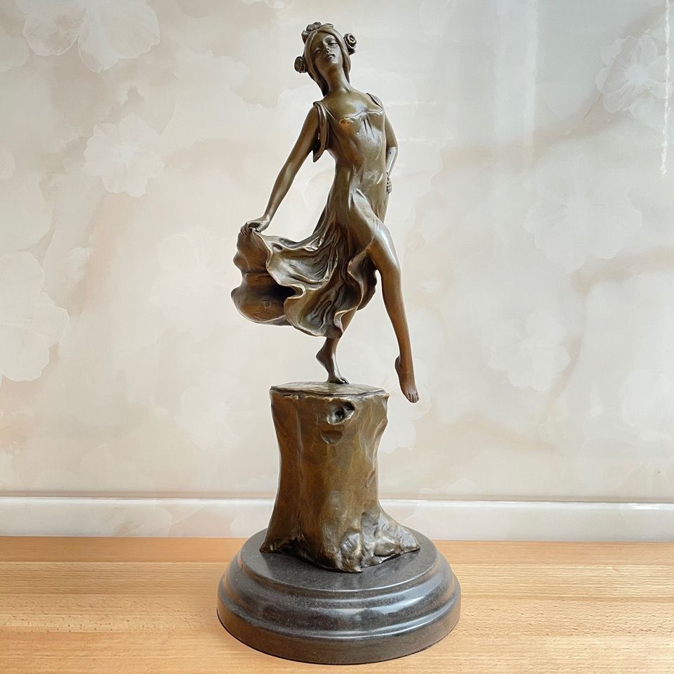Bronze sculpture girl heroic posture on the stump of the dance copper arts and crafts display a classical creative gift art stat